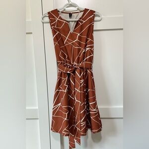 SHEIN Brown & White Abstract Print Sleeveless Dress with Tie Waist – Size M